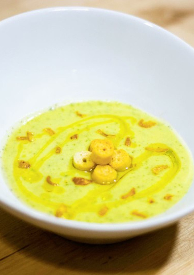 Una foto de Crema de calabacín con cebolla crujiente