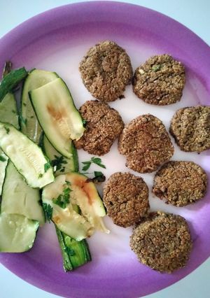 Foto di Polpette di lenticchie del giorno prima e zucchina grattugiata
