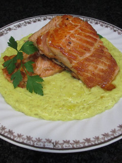Una foto de Filetes de salmón a la plancha sobre puré de patatas al curry