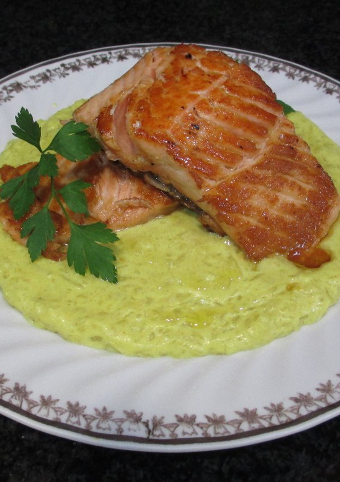 Una foto de Filetes de salmón a la plancha sobre puré de patatas al curry