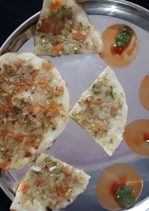 ઓનિયન ટામેટો  ઉત્તપમ(onion tomato uttapam Recipe in gujarati) રેસીપી મુખ્ય ફોટો