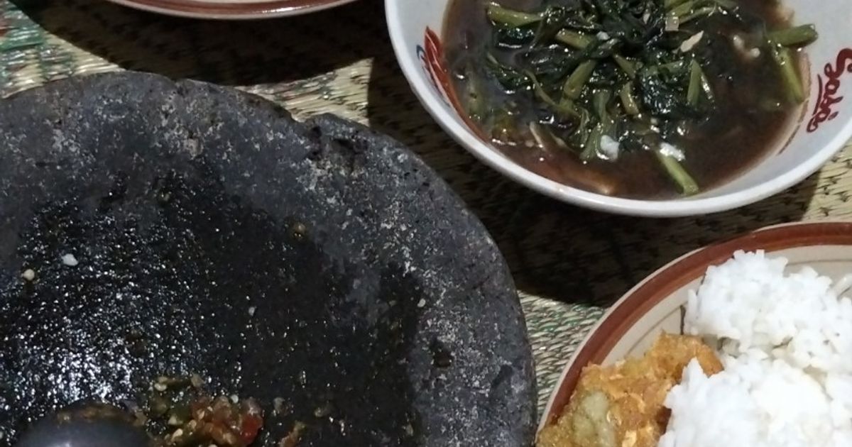Nasi Putih dengan Tempe Goreng dan Tumis Kangkung