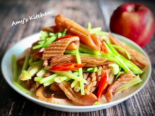 芹菜炒魷魚 / 家常菜