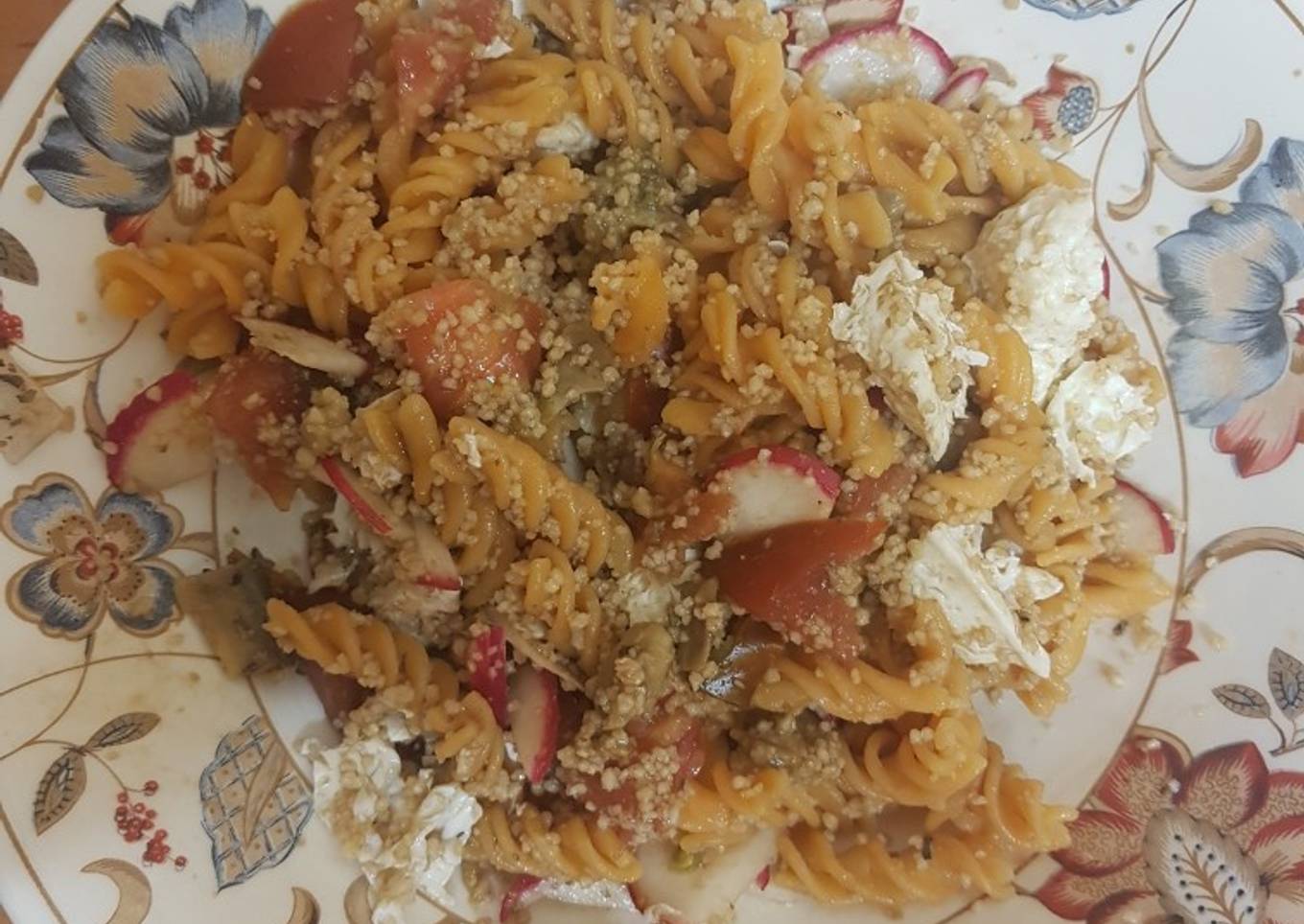 Pasta con cuscús y rabanitos