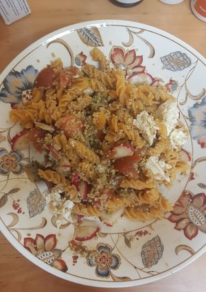 Una foto de Pasta con cuscús y rabanitos
