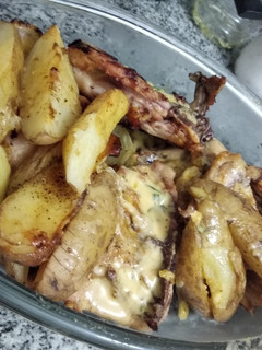 Una foto de Pollo al horno con verduras y papas. (Salsa especial)