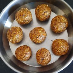 A picture of Peanut ladoo.