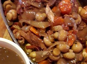 Una foto de Pollo al vino o coq au vin