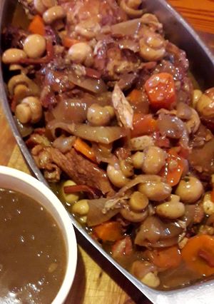 Una foto de Pollo al vino o coq au vin