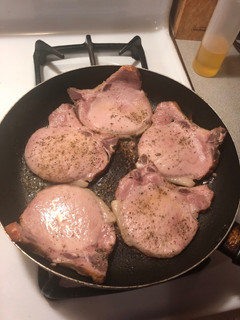 Una foto de Chuletas ahumadas con arroz blanco