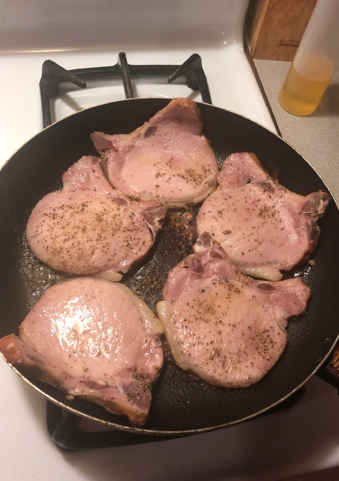 Una foto de Chuletas ahumadas con arroz blanco