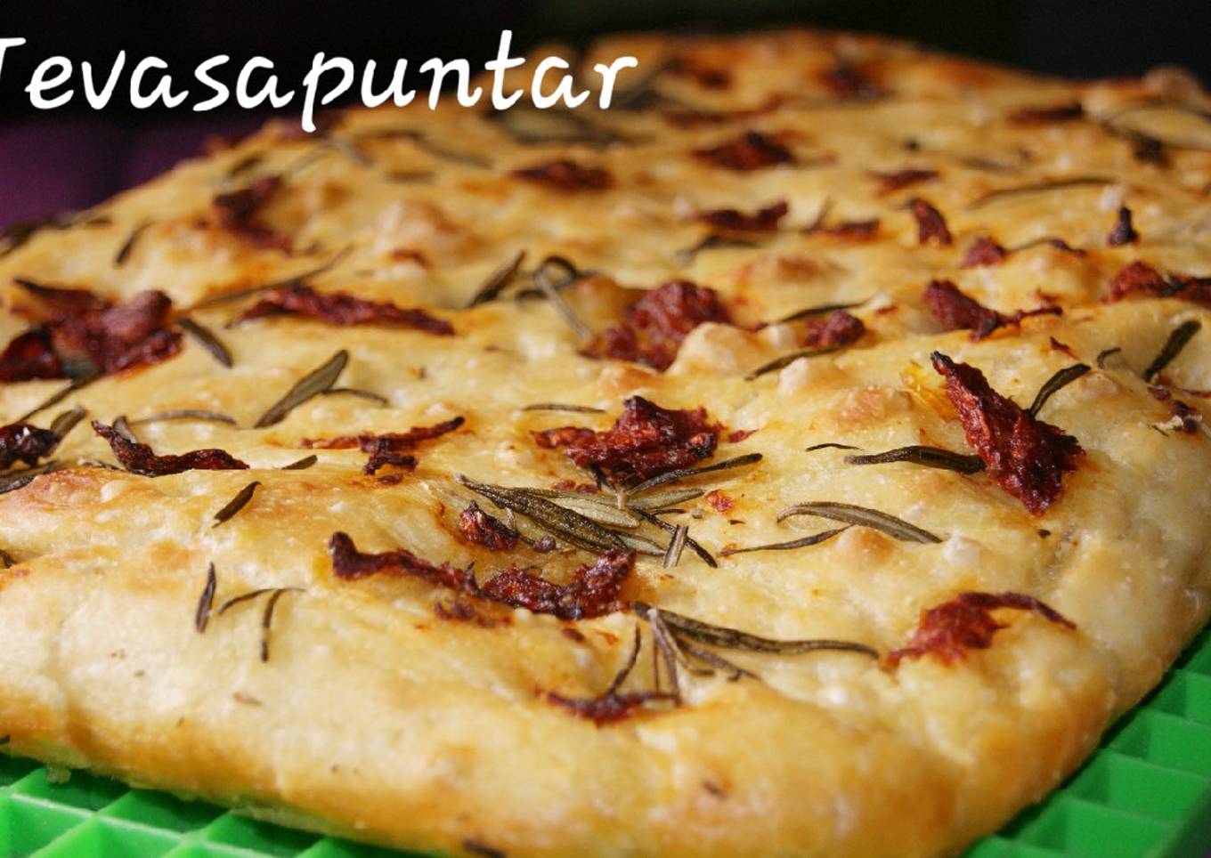 Focaccia de romero y tomate 🍃 🍅 🇮🇹