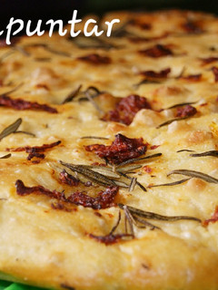 Una foto de Focaccia de romero y tomate 🍃 🍅 🇮🇹