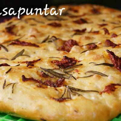 Focaccia de romero y tomate 🍃 🍅 🇮🇹 Receta de Gema la gaditana- Cookpad