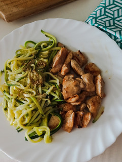 Una foto de Pollo con calabacín al limón