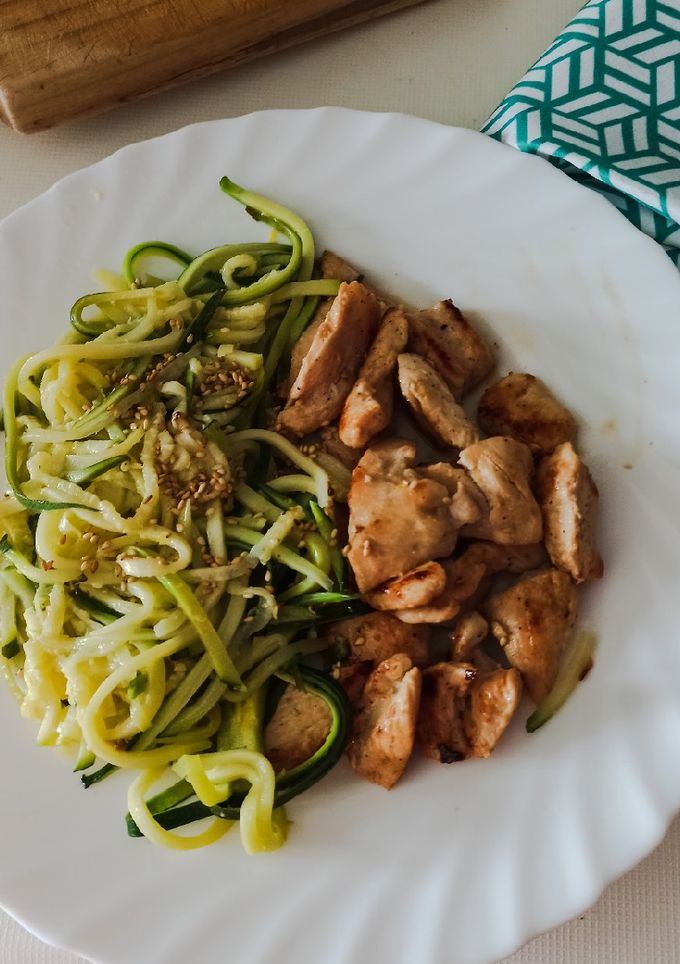Una foto de Pollo con calabacín al limón