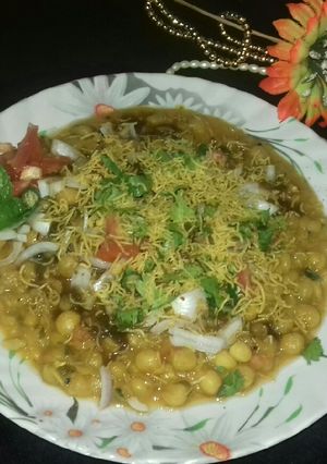 A picture of White Peas Chaat.