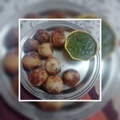 A picture of Appe with pudina chutney.