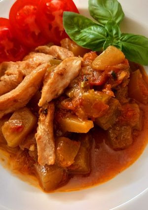 Cukkinis lecsó, csirkehússal recept fotója