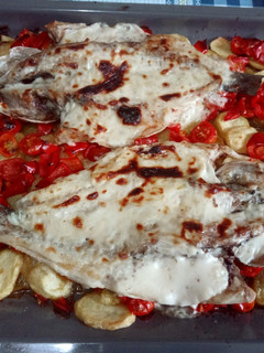 Una foto de Lubina al horno con costra de bechamel