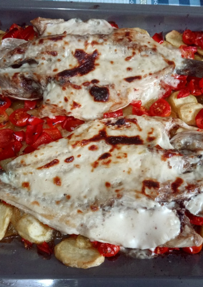 Una foto de Lubina al horno con costra de bechamel