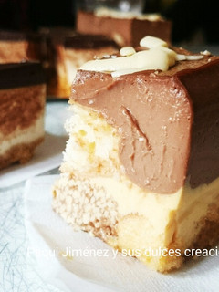 Una foto de Pasteles de donuts, crema y chocolate