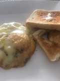 Huevos con tres quesos