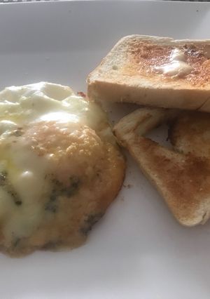 Una foto de Huevos con tres quesos