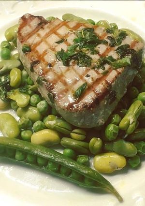 Foto de Bife de atum com salada de favas e ervilhas