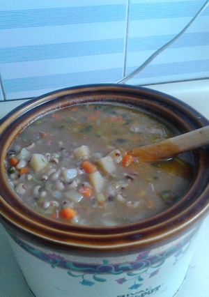 Una foto de Sopa de frijol Pico Negro (ojitos negros)