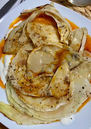 Una foto de Col con mantequilla tostada y tahini