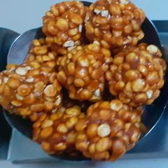 A picture of Jaggery and roasted chana dal ladoo.