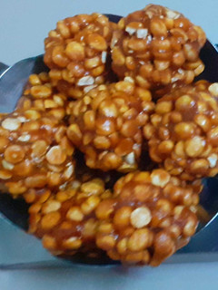 A picture of Jaggery and roasted chana dal ladoo.