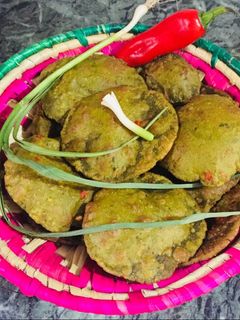 हरा लहसुन, प्याज़, पालक पूरी (Green Garlic Onion Palak Puri recipe in hindi) रेसिपी मुख्य फोटो