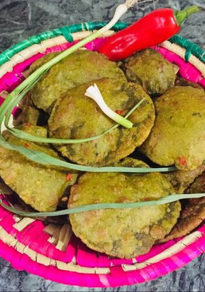 हरा लहसुन, प्याज़, पालक पूरी (Green Garlic Onion Palak Puri recipe in hindi) रेसिपी मुख्य फोटो