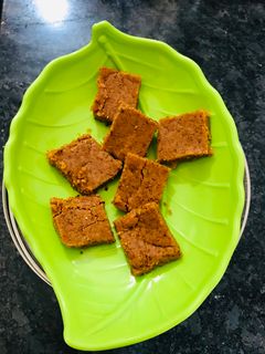 સુખડી- ઘી ના કીટુ માં થી (Godpapdi- from ghee leftovers Recipe In Gujarati) રેસીપી મુખ્ય ફોટો