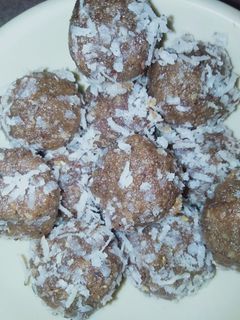 मूंगफली और नारियल के लड्डू (Mungfali aur nariyal ke laddu recipe in Hindi) रेसिपी मुख्य फोटो