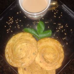 A picture of Lacchedar Mathri (currypatte flavour).