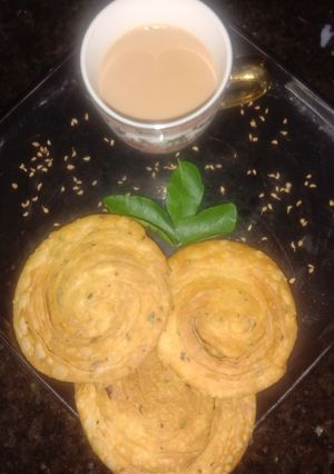 A picture of Lacchedar Mathri (currypatte flavour).