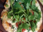 Una foto de pizza burrata