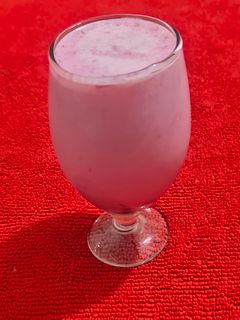 સ્ટ્રોબેરી મિલ્ક શેક (Strawberry Milk Shake Recipe In Gujarati) રેસીપી મુખ્ય ફોટો