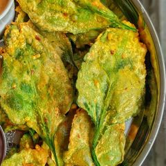 A picture of Palak crispies.