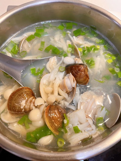 防疫料理 - 蒜味蛤蠣菇菇湯 的食譜成品照片