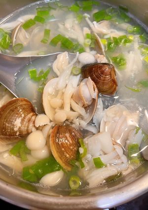 防疫料理 - 蒜味蛤蠣菇菇湯 的食譜成品照片