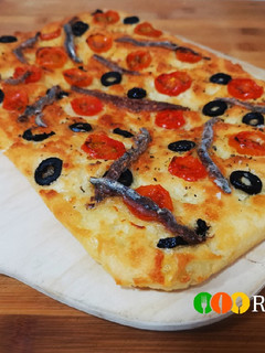 Una foto de Focaccia sin gluten con queso y anchoas