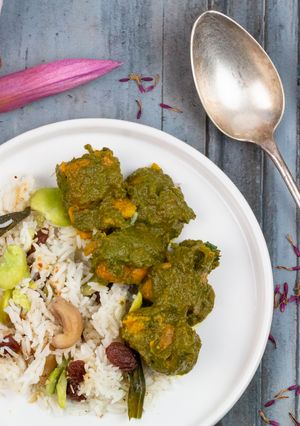Une photo de Aloo palak ou curry de patate douce aux épinards
