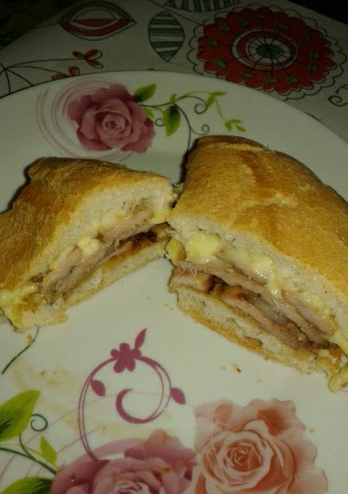 Una foto de Sándwich de carne teriyaki con queso. (Tipo barroslucco)