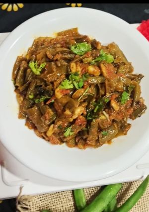 दत्तगुरुची प्रिय घेवडा भाजी (ghevda bhaji recipe in marathi) रेसिपी चे मुख्य फोटो 