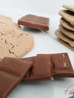 Una foto de Galletas de merengue japonés con chocolate y coco