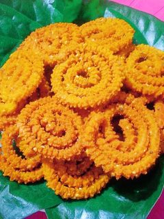 तांदुळाच्या पिठाची चकली (tandul chakali recipe in marathi) रेसिपी चे मुख्य फोटो